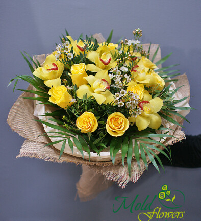 Bouquet with yellow roses and orchids photo 394x433